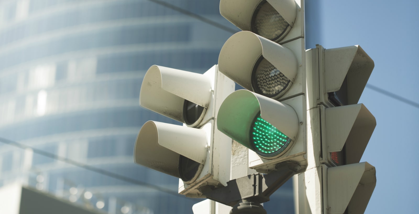 چراغ راهنمایی و رانندگی هوشمند تسهیل‌کننده بار ترافیک شهری